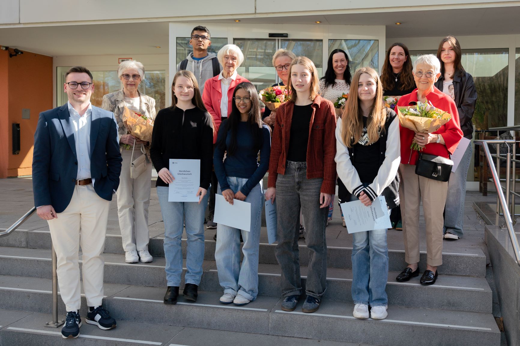 So sehen Sieger aus: Ulrike Kusitzky, Naik Vedanth, Renate Schaab, Edith Polken, Stefanie Gregg, Marianne Kudlek, Mathilda Tutzeck (hintere Reihe), Paul Bächer, Tess Brehm, Tanisha Laila, Aurelia Raasch, Hana Pobric, Veronika Winkler (vordere Reihe)