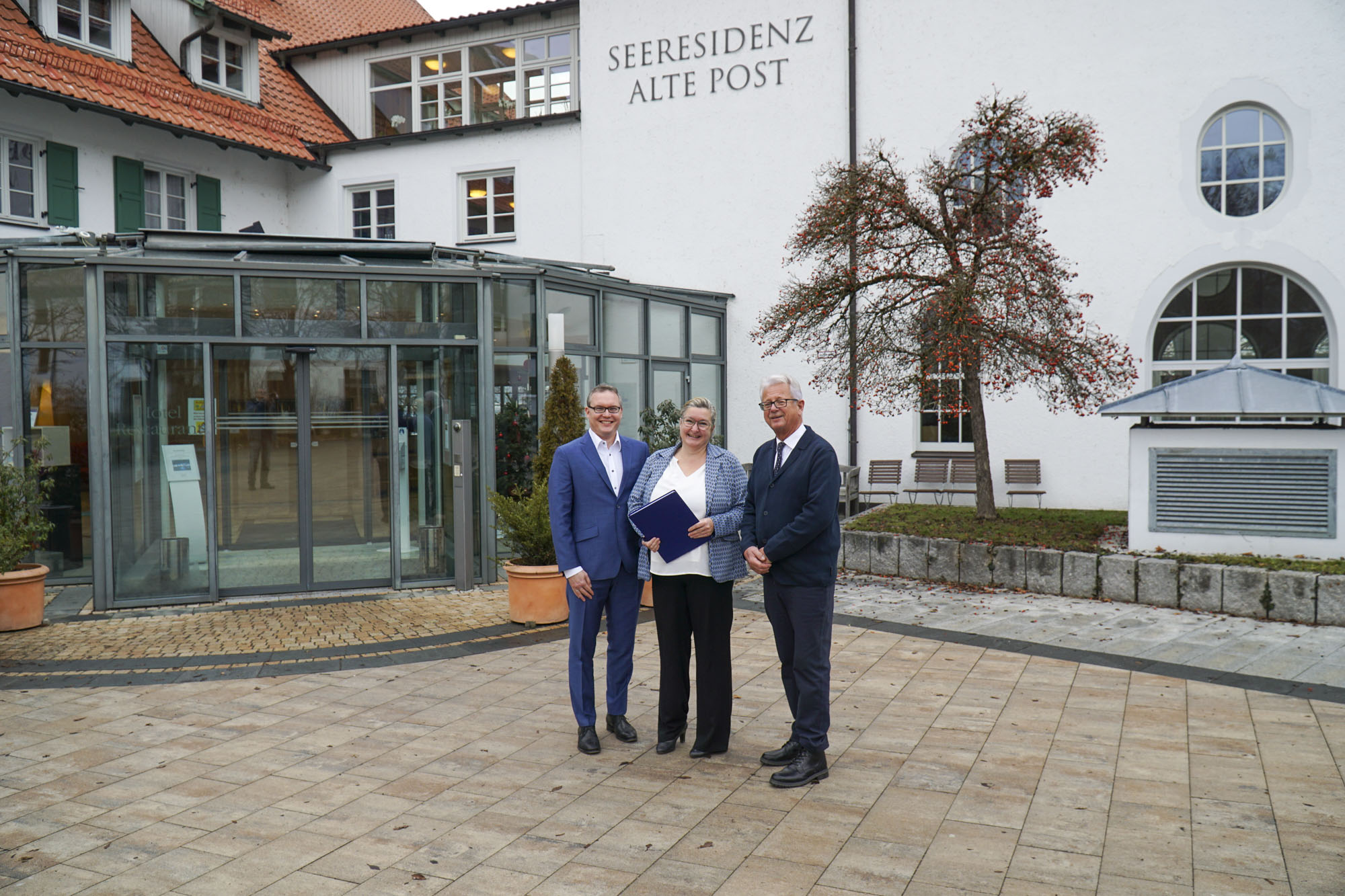 v.l.: KWA-Vorstand Dr. Johannes Rückert, zukünftige KWA-Stiftsdirektorin Bianca Jendrzej, Dr. Michael Böcker (Geschäftsführender Gesellschafter der Seeresidenz Seeshaupt Vermietungs GbR) bei der Vertragsunterzeichnung vor der Seeresidenz Alte Post. Foto: KWA
